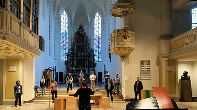 Kleine Besetzung und reichlich Abstand: Theresa Valtl, Kirchenmusikerin im Praxisjahr, im Juli bei der Probenarbeit mit der Kantorei St. Moriz. Inzwischen lassen Lockerungen auch mehr Mitwirkende auf kleinerem Raum zu.Foto: Peter Stenglein