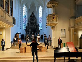 Kleine Besetzung und reichlich Abstand: Theresa Valtl, Kirchenmusikerin im Praxisjahr, im Juli bei der Probenarbeit mit der Kantorei St. Moriz. Inzwischen lassen Lockerungen auch mehr Mitwirkende auf kleinerem Raum zu.Foto: Peter Stenglein