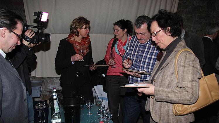 Gregor Schmid und Barbara Stross machen sich ein Bild.