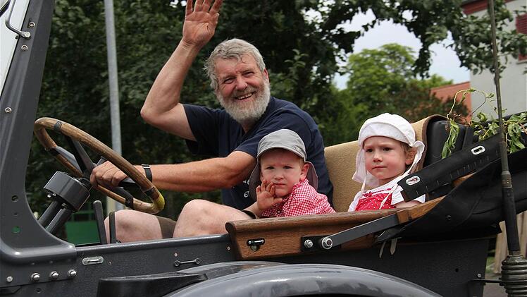 Hans Dünninger aus Wittershausen mit seinen Enkeln auf dem Lanz-Bulldog.