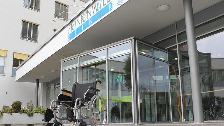 Ein leerer Rollstuhl vor der Frankenwaldklinik. Wohin die Fahrt des Krankenhauses geht, weiß nach der Nachricht, dass die Rhön-Klinikum AG es mit 42 andere Krankenhäusern an das Gesundheitsunternehmen Frensenius Helios verkauft, niemand so recht. Foto: Jan Koch