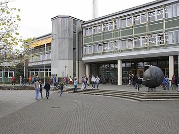 Sollte schon ab April saniert werden: Nun rücken die Bagger erst Ende 2014 am Ehrenbürg-Gymnasium an, weil die Architektur-Leistungen neu ausgeschrieben werden.  Foto: Josef Hofbauer