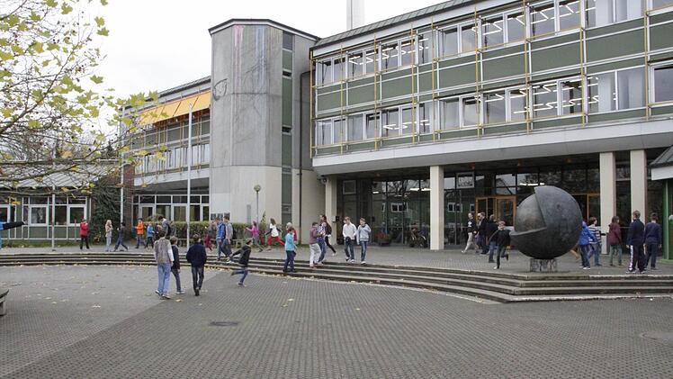 Sollte schon ab April saniert werden: Nun rücken die Bagger erst Ende 2014 am Ehrenbürg-Gymnasium an, weil die Architektur-Leistungen neu ausgeschrieben werden.  Foto: Josef Hofbauer