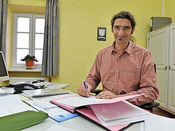 Zwischen Stall und Schreibtisch: Wattendorfs neuer Bürgermeister Thomas Betz hat daheim umorganisiert. Foto: Ronald Rinklef