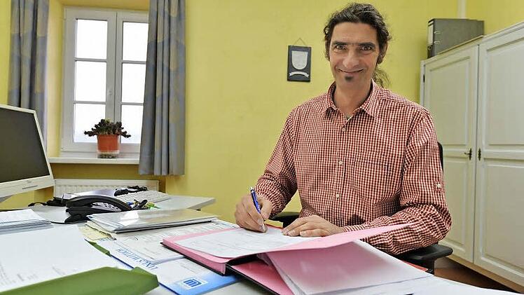Zwischen Stall und Schreibtisch: Wattendorfs neuer Bürgermeister Thomas Betz hat daheim umorganisiert. Foto: Ronald Rinklef