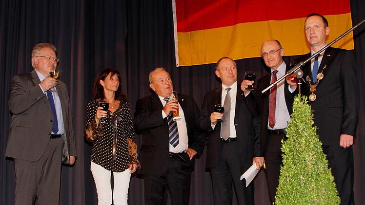 Die Bürgermeister stoßen auf die Partnerschaft an; von links Claus Bittenbrünn (Königsberg), Marie-Pierre Mouton (Pierlatte), Jean Marc Guinet (Donzere), Jean-Michel Catelinois (St. Paul-Trois-Chateaux), Landrat Wilhelm Schneider und Michael Ziegler (Eltmann).