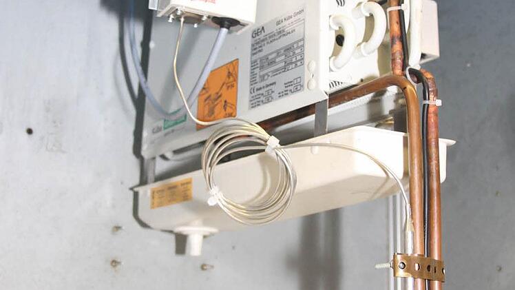 Das Kältemittel strömt durch den Verdampfer. Dabei entzieht das Gemisch der Umgebung Wärme, die Umgebungstemperatur sinkt.