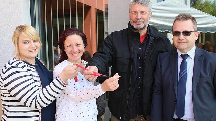 Die neuen Hausleitungen (von links) Eva-Maria Rausch und Tanja Hennig sowie Gesamtbereichsleiter der nun drei Wohnheime der Lebenshilfe Haßberge e. V., Hilmar Schraub, bekamen von Geschäftsführer Olaf Haase symbolisch den Schlüssel überreicht.