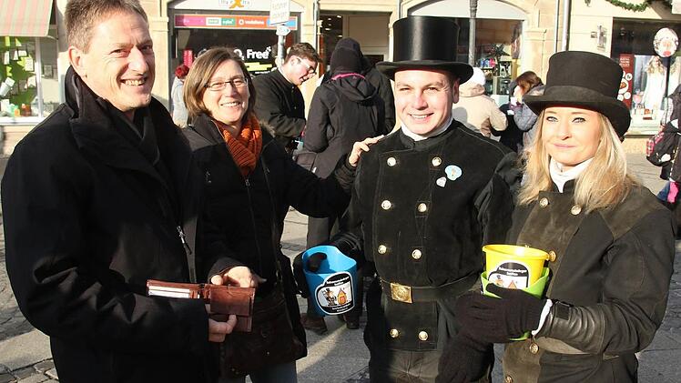 Heiko und Anne Nowak nahmen wieder die Gelegenheit war über die Schulter der Kaminkehrer Falk Zitzman und Ramona Brehm ( von links) zu streichen. Im vergangenen hat das uns Glück gebracht, freuen sich die beiden. Foto: Michael Stelzner