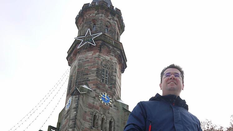 Pfarrer Michael Meyer zu Hörste vor seinem imposanten Arbeitsplatz: der Stadtkirche St. Georg. Foto: B. Köhler