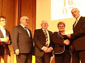 Oberbürgermeister Kay Blankenburg bekam von Schatzmeisterin Martha Müller den Spendenscheck über 75 000 Euro. Mit dabei stellverte-tender Vorsitzender Hans-Ulrich Finger, Vorsitzender Anton Schick und der Dirigent des Abends, Jakub Hruša. Foto: Thomas Ahnert