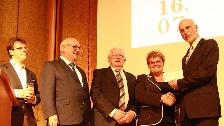 Oberbürgermeister Kay Blankenburg bekam von Schatzmeisterin Martha Müller den Spendenscheck über 75 000 Euro. Mit dabei stellverte-tender Vorsitzender Hans-Ulrich Finger, Vorsitzender Anton Schick und der Dirigent des Abends, Jakub Hruša. Foto: Thomas Ahnert