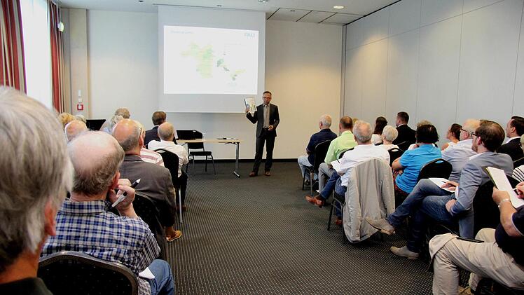 Professor Tobias Chilla stellt das Ergebnis der Untersuchungen vor.