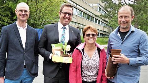 Lions-Sekretär Ralf-Herbert Kneitz, Präsident Benedikt Drempetic, Realschuldirektorin Monika Hild und Biologielehrer Jürgen Feulner (von links) bei der Spendenübergabe.