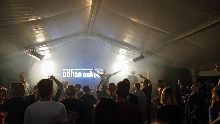 Feuer und Sound am Rockkeller: "Viva"  heizte am Mittwoch kräftig ein. Fotos: herzolife