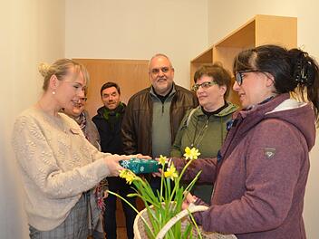 Olena Demchuk (links) nimmt ein Begrüßungsgeschenk entgegen. Sie empfing gemeinsam mit Verena Zepter als Leiterin der sozialen Dienste bei der Caritas (Zweite von links) Besucher der grünen Liste (von rechts): Patrizia Ziontas, Uschi Schmidt (auch frühere Flüchtlingsbetreuerin), Georgios Halkias und Marc Deavin  Foto: Bernhard Panzer