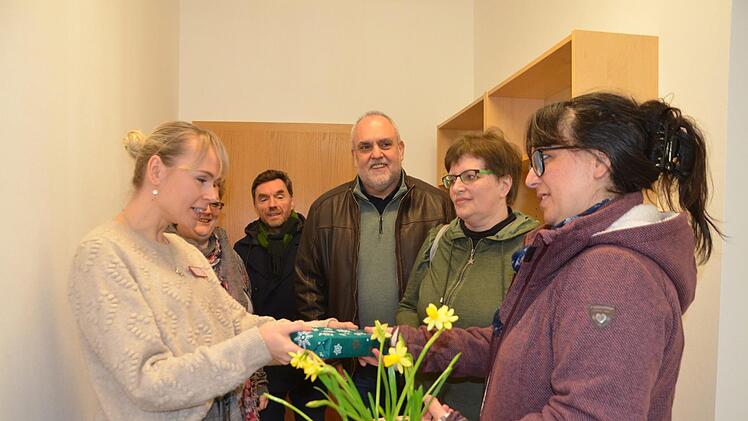 Olena Demchuk (links) nimmt ein Begrüßungsgeschenk entgegen. Sie empfing gemeinsam mit Verena Zepter als Leiterin der sozialen Dienste bei der Caritas (Zweite von links) Besucher der grünen Liste (von rechts): Patrizia Ziontas, Uschi Schmidt (auch frühere Flüchtlingsbetreuerin), Georgios Halkias und Marc Deavin  Foto: Bernhard Panzer