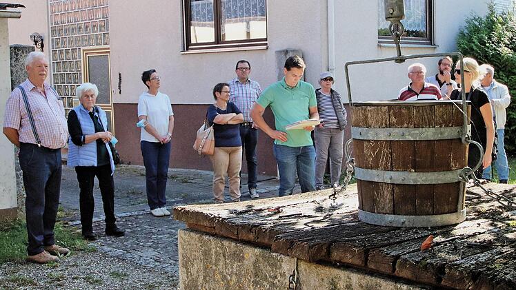 Zwei von ursprünglich vier Ziehbrunnen sind im Stadtteil Kleinwenkheim  erhalten geblieben. Sie sind für die Wanderer auf einem Kulturweg sicher  interessant. Foto: Dieter Britz