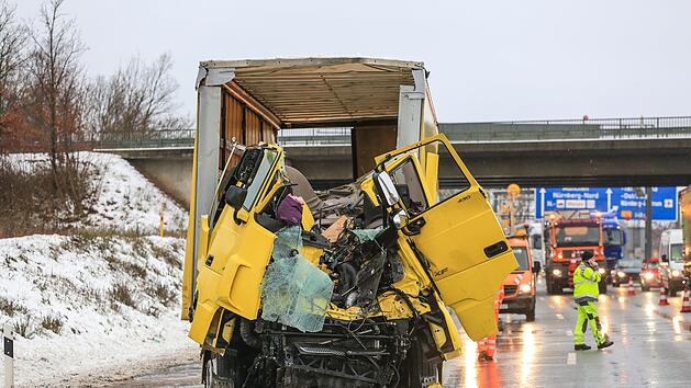 Stauende &uuml;bersehen: Baggerarm bohrt sich in Lastwagen-F&uuml;hrerhaus