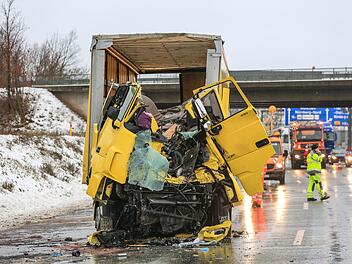 Stauende übersehen: Baggerarm bohrt sich in Lastwagen-Führerhaus