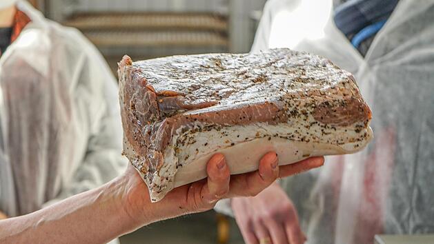 Der Schinken der Metzgerei Kleinhenz in Unterleichtersbach wurde im Januar zum ersten Mal eingesalzen.