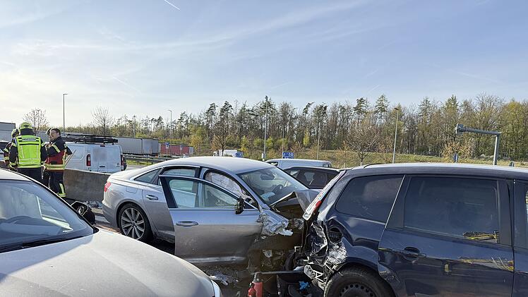 Fahrzeugen rasen ungebremst in Stauende auf A3 im Kreis Würzburg