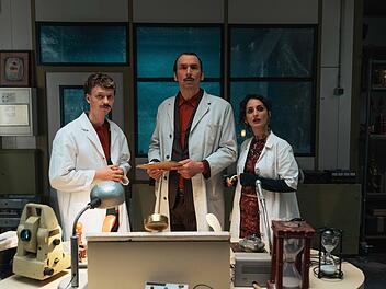 Timoteo (Jeremias Meyer), Cornelius (Arnd Schimkat) und Nazlı (Şafak Şeng&uuml;l, von links) entscheiden in der neuen ZDF-Serie "Schlechte Menschen" dar&uuml;ber, ob Menschen in den Himmel oder in die H&ouml;lle kommen.