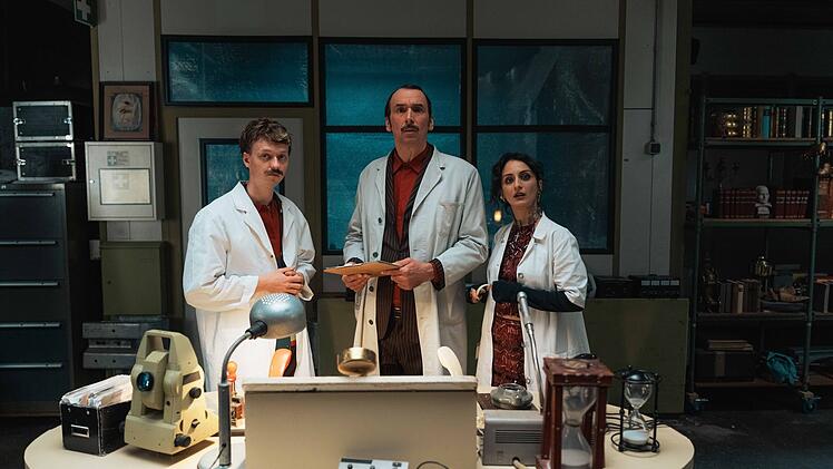 Timoteo (Jeremias Meyer), Cornelius (Arnd Schimkat) und Nazlı (Şafak Şeng&uuml;l, von links) entscheiden in der neuen ZDF-Serie "Schlechte Menschen" dar&uuml;ber, ob Menschen in den Himmel oder in die H&ouml;lle kommen.