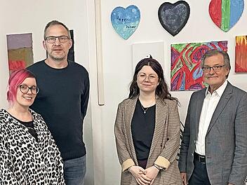 Unser Foto zeigt Christina Raithel (links) und Hannah Baunacher vom Mehrgenerationenhaus, dazwischen Klimamanager Stefan Richter und rechts Digitalexperte J&uuml;rgen Gerling.