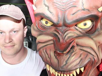 Franz Zinnecker mit einem gruseligen Bewohner seiner "Geisterhöhle".   Foto: Jürgen Gärtner