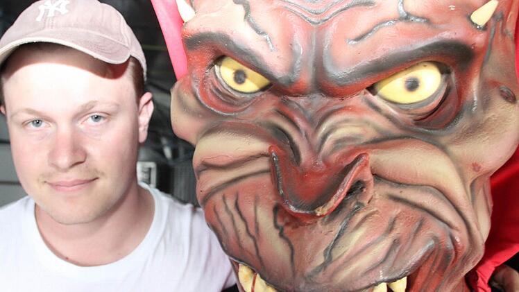 Franz Zinnecker mit einem gruseligen Bewohner seiner "Geisterhöhle".   Foto: Jürgen Gärtner