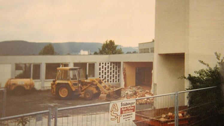 Der Kindergarten wurde 1993/94 generalsaniert. Damals zogen die Kinder fast ein ganzes Jahr lang ins Pfarrzentrum aus.