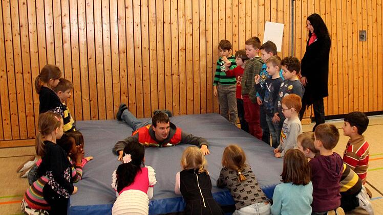 Janek liegt flach auf dem Eis, um dann ans Ufer zu robben.