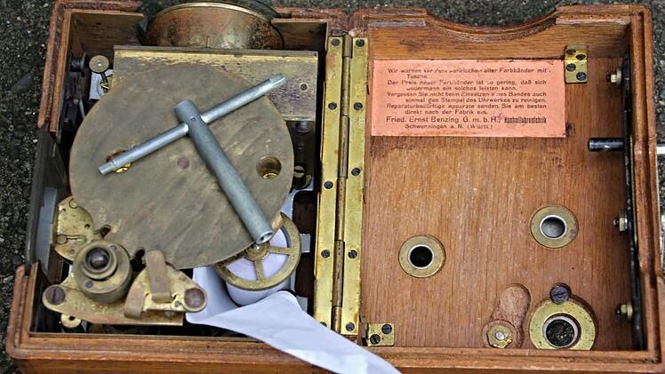 Die alte Taubenuhr ist inzwischen von Computertechnik abgelöst. Fotos: Helmut Will