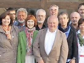 Treue Blutspender: Oben die Männer und Frauen, die für 25- und 50-maliges Blutspenden geehrt wurden, unten die , die sich schon 75-, 100- und sogar 125 Mal anzapfen ließen, jeweils mit den BRK-Vertretern und Bürgermeistern. Fotos: Veronika Schadeck