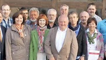 Treue Blutspender: Oben die Männer und Frauen, die für 25- und 50-maliges Blutspenden geehrt wurden, unten die , die sich schon 75-, 100- und sogar 125 Mal anzapfen ließen, jeweils mit den BRK-Vertretern und Bürgermeistern. Fotos: Veronika Schadeck