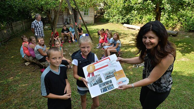 Adrian und Maja von der Klasse 4a der Grundschule Priesendorf-Lisberg nehmen den Klassenpreis entgegen. Foto: Ronald Rinklef