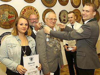 Oberschützenmeister Florian Müller und sein 1. Ritter Rainer Matthe legen dem neuen Schützenkönig Peter Wilhelm die Königskette an. 2. Ritterin Anna-Lena Dinkel und 1. Ritter der Jungschützen Kevin Lauerbach freuen sich über den neuen Schützenkönig. Foto: Michael Stelzner