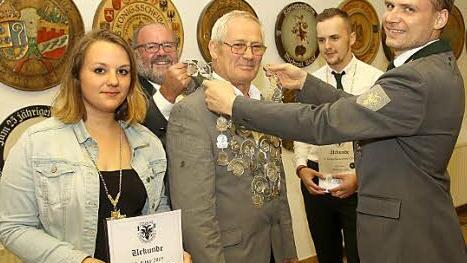 Oberschützenmeister Florian Müller und sein 1. Ritter Rainer Matthe legen dem neuen Schützenkönig Peter Wilhelm die Königskette an. 2. Ritterin Anna-Lena Dinkel und 1. Ritter der Jungschützen Kevin Lauerbach freuen sich über den neuen Schützenkönig. Foto: Michael Stelzner