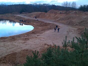 Am bisherigen Badesee (Dormitzer See) haben die Bagger bereits Sandberge aufgetürmt.  Fotos: Martin Rehm