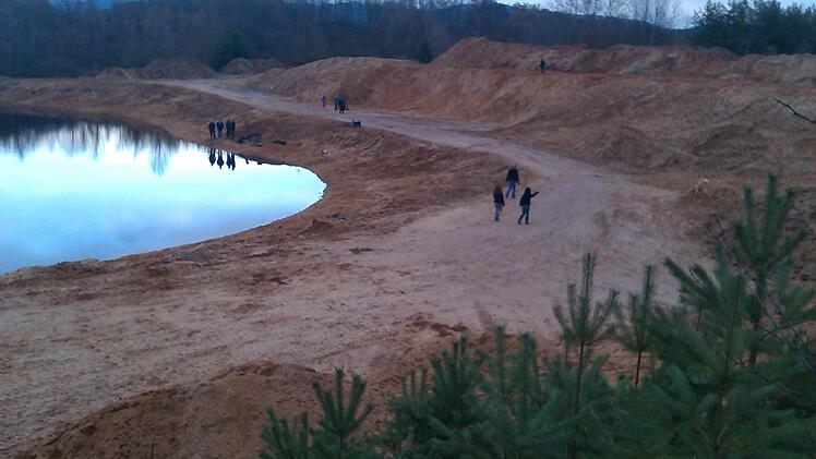 Am bisherigen Badesee (Dormitzer See) haben die Bagger bereits Sandberge aufgetürmt.  Fotos: Martin Rehm