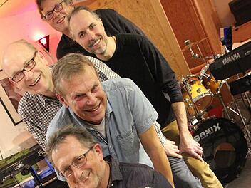 Seit 25 Jahren gibt es die Band "Bodygards", die auch in diesem Jahr wieder bei der Mürschter Oldie-Night auf der Bühne steht (von vorne): Hubert Götz, Gerhard Schubert, Hans Beudert, Steffen Wüst und Andreas Halboth. Foto: Heike Beudert