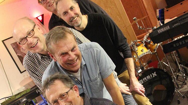 Seit 25 Jahren gibt es die Band "Bodygards", die auch in diesem Jahr wieder bei der Mürschter Oldie-Night auf der Bühne steht (von vorne): Hubert Götz, Gerhard Schubert, Hans Beudert, Steffen Wüst und Andreas Halboth. Foto: Heike Beudert