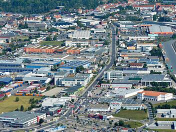 Handel geballt im Gewerbepark Bamberg-Hafen-Hallstadt.  Foto: Ronald Rinklef