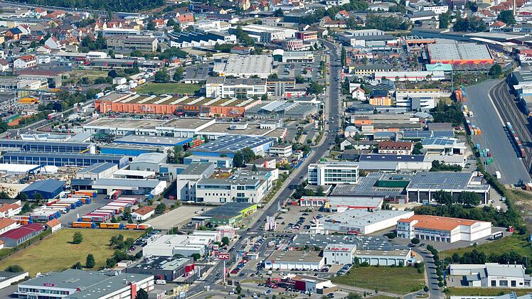 Handel geballt im Gewerbepark Bamberg-Hafen-Hallstadt.  Foto: Ronald Rinklef
