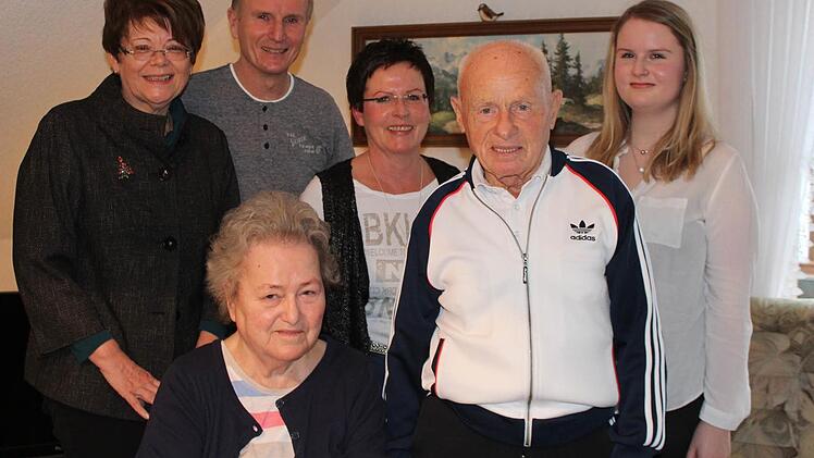 Der Jubilar im Kreis seiner Familie Foto: Manja von Nida