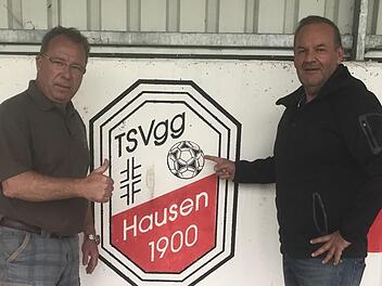 Unser Bild zeigt TSVgg-Vorsitzenden Wolfgang Lutz (links) mit dem neuen Trainer der Hausener, Jochen Haberle.privat