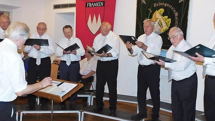 Der Männerchor des Gesangvereins Untersteinach überraschte mit großer Stimmkraft. Fotos: Horst Wunner