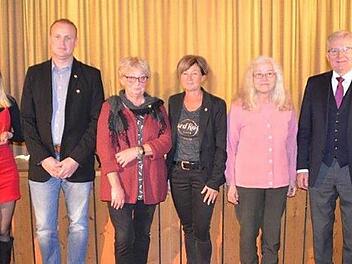 Ehrungen beim TSV Harsdorf (von links) Vorsitzender Manfred Zapf, Christin Thamm, André Kretzer, Karin Hofmann, Heike Dörfler, Jutta Uhlig, Bürgermeister Günther Hübner und Zweiter Vorsitzender Thomas Hirschmann.  Foto: Werner Reißaus
