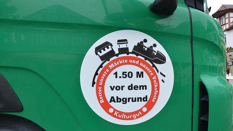 Protestaufkleber auf dem Schausteller-Fahrzeug